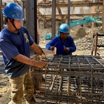 頂著赤日的高溫，職人師傅們用雙手一一的綁紮鋼筋、確實纏繞完成，培養(yǎng)出天衣無縫的默契。