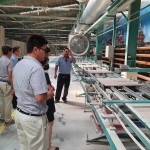 經(jīng)由壓模機壓製成型，一批批躺平的磁磚，發(fā)現(xiàn)工臺上夾著一片片的菜瓜布，原來是藉由粗糙的表面，可將磁磚上的石灰粉末一一掃除。