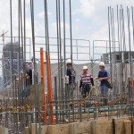 工地師傅穿梭在樓板上，忙著進(jìn)行頂版灌漿的前置工程，為未來的住戶守護(hù)穩(wěn)定的居住品質(zhì)。