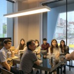 每一位新進(jìn)正聚精會(huì)神地聆聽(tīng)，希望能更透徹了解新業(yè)建築、設(shè)計(jì)、銷(xiāo)售、營(yíng)造、客服、深耕家族，全方位的服務(wù)與落實(shí)。