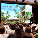 藉由藝術(shù)家的視角，探索各國(guó)的歷史、地理、建築、人文、藝術(shù)，更了解當(dāng)?shù)氐娘L(fēng)俗民情，並挖掘到獨(dú)特的面相。