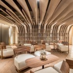 含有大樹建築寓意的【新業(yè)觀峰】，圖書會議室也根據(jù)大樹枝枒的樣貌，板翼自上方天花板延伸至左右書櫃作為隔間，打造流暢的流線感，彷彿棲息於樹屋，享受靜謐的閱讀時光。