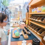 舒壓的天然香氛，擺放各式各樣的產(chǎn)品，小妹妹也沉浸在這淡雅的香氣中。