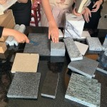 石材的性格攸關(guān)空間的品味與安全性，除了以肉眼判斷，也需要親自以膚觸判斷，諳其硬度、紋路、隔音及防水性，適合在哪一片牆、哪一處場(chǎng)域。