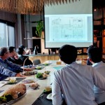 新業(yè)團隊在會議中，提出各自的專業(yè)見解、討論出「美學兼具實用」的餐廚空間，同時想像著未來住戶在餐桌上談笑風生、笑容可掬的溫馨畫面。