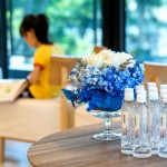 演講廳充滿(mǎn)著大人們?nèi)褙炞⒌臍庀?，在閱讀區(qū)一隅，是孩子們投入繪本的靜謐空間。在講師與聽(tīng)眾間，及孩子與書(shū)之間，相得「益」彰，共「品」生活。