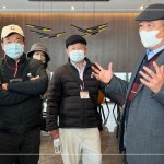 新業(yè)建設(shè) 創(chuàng)辦人 穆椿松先生(右一)帶領(lǐng)新業(yè)建築團(tuán)隊(duì)，一同為來訪的建築先進(jìn)們旅讀『自由居』建案。