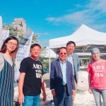 藝術(shù)家現(xiàn)場創(chuàng)作中。看著作品在藝術(shù)家巧手下逐漸成形，就像萬丈高樓平地起，雖有辛勞，但相信成就感終究會(huì)超越一切！