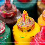 在聖誕節(jié)前夕，摸索多彩的顏料，塗鴉屬於你的節(jié)日創(chuàng)作，揮筆舒心的療癒時(shí)光。