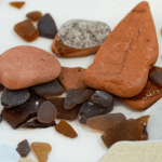 歷經(jīng)無數(shù)次的拍打沖刷，原本鋒利的外表已不復(fù)見，取而代之的是那五顏六色、晶瑩剔透的美麗容貌，最美海廢，就藏身在海岸邊等待著我們?nèi)グl(fā)掘。