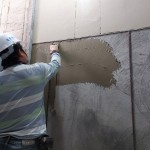 除了事先調(diào)和抿石子，先於泥作打底面上抹上一層黏著劑，使抿石子與牆面緊密貼合。