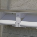 捲筒式衛(wèi)生紙架上方結(jié)合平臺設(shè)計，也能作為暫時置物的小空間，使用上多了選擇性與便利性。