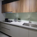 檯面下方的隱藏式洗碗機(jī)，節(jié)省時間的好幫手，水槽下方的逆滲透淨(jìng)水器，去除雜質(zhì)、抑制細(xì)菌，提供安全無虞的水質(zhì)。