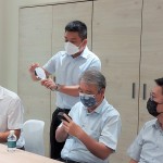 新業(yè)建設(shè)榮譽(yù)董事長穆椿松先生（右二）與設(shè)計(jì)部、行銷部團(tuán)隊(duì)至『麗舍衛(wèi)浴』實(shí)地選材，滿足住戶對(duì)衛(wèi)浴生活美學(xué)的想像。