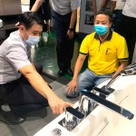 建築專家與衛(wèi)浴專家的對話，透過熱切的討論與實(shí)際感受，打造住戶想要的「好感衛(wèi)浴」。(圖左一為新業(yè)建設(shè)邱正光副總經(jīng)理)