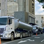 缺水期間的用水，不僅影響民生，大大影響中科的工業(yè)用水，在這次中部旱情拉警報之際，新業(yè)協(xié)助24小時不分日夜專車專送的大型水車。