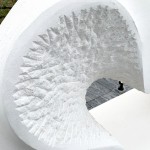 一敲一鑿的雕刻出一絲一絲的紋路，呈現(xiàn)出的粗糙面與打磨面，形成有趣的對(duì)比。