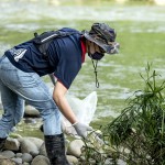 屈膝、彎腰，以謙卑的心態(tài)拾起人們圖方便而製造出的廢棄物，淨(jìng)溪的目的也是攔截100%本土創(chuàng)造出的垃圾，不讓其落入大海，任其於汪洋大海中漂流到世界各地。