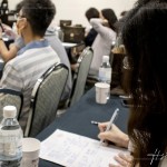 住戶全神貫注、認(rèn)真聆聽說明，記錄下每一個需要注意的細(xì)節(jié)，期望讓格局、動線與擺設(shè)更貼近理想生活，共同期盼著未來的家。