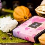 精美的裝飾擺盤，搭配浪漫的輕音樂，讓大家先用視覺、聽覺，開啟了這場巧克力風味之旅，動手品嚐各款巧克力，再開啟味覺、嗅覺、觸覺的體驗，也是為一場感官風味之旅。