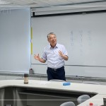 新業(yè)建設(shè)名譽(yù)董事長－穆椿松先生（圖中），親身帶領(lǐng)新進(jìn)員工，以「主動、積極、樂觀」的態(tài)度去面對難題，鼓勵新進(jìn)培養(yǎng)應(yīng)有的工作能力，並分享公司的經(jīng)營方針與社會責(zé)任。