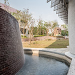 曲柱與鏡面?zhèn)€別貼合，引入自然光與水瀑磚景