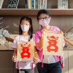 隨著年味越來越濃，告訴孩子們這就是我們的年！秀出一起創(chuàng)作的作品，共同期待
新年的到來。