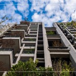 以樹(shù)島為概念，依循臺(tái)中的微氣候、季風(fēng)、日照條件，款待適合的樹(shù)種回家，
輕盈綠意走入生活，讓建築不再是冰冷的水泥叢林，更為家中留下一方世外小
桃源。