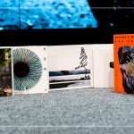 當(dāng)天抽獎(jiǎng)禮準(zhǔn)備製作人歷年專輯，於1994年帶著一份任務(wù)，第一次走向深山，開啟一段萬籟絮語的旅程，以音樂記錄這些正在消逝的聲響。