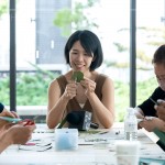 陽(yáng)光明媚的周六下午，剪紙藝術(shù)家—楊雅婷Wuba Yang (圖中)，與住戶們一同度過(guò)一場(chǎng)綠藝喃喃的剪紙時(shí)光。