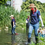 新業(yè)積極響應(yīng)永續(xù)發(fā)展，遵循對ESG的核心理念，身為土地開發(fā)者，我們更是有責(zé)任珍惜腳下的淨(jìng)土 。(圖為新業(yè)同仁參與臺中筏子溪－淨(jìng)溪日)