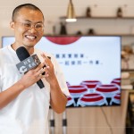 溫暖舒適的周六午後，邀請到御鼎興第三代製醬人—謝宜哲，與住戶分享著「全世界唯一的」手工黑豆醬油—在Taiwan。