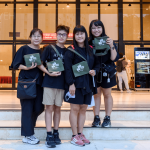 等待進場的時間裡，與家人好友抓緊機會，留下美麗難忘的合影。