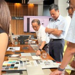 除了材質(zhì)優(yōu)劣的判斷，更需要統(tǒng)整整體美感與機能性，在團隊熱絡的討論下，規(guī)劃出最適合住戶且匹配的物件。（圖中為卓勝隆董事長、圖右為簡福榮總經(jīng)理）