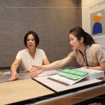 木地板的材質(zhì)及顏色，除了考慮美觀外，還有實用性和耐用性，針對不同的需求由客服人員分享與引導，為住戶們找到最合適的材料。