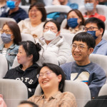 講師善於掌握現(xiàn)場(chǎng)節(jié)奏，用輕鬆的方式拆解人生難題，自帶幽默感且金句不斷，讓現(xiàn)場(chǎng)氣氛生動(dòng)又有趣。