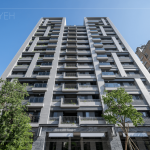 坐落在東區(qū)的自由居，共達(dá)154戶，一望無際的藍(lán)天襯托出沉穩(wěn)低調(diào)的鐵灰建築外牆。