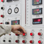 風(fēng)雨性能測試遵循嚴(yán)謹(jǐn)流程，從氣密性→水密性→抗風(fēng)壓性，將可能破壞窗框結(jié)構(gòu)的測試步驟，放置於最後進(jìn)行，避免影響其他測試結(jié)果。