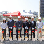 新業(yè)建設 穆椿松 創(chuàng)辦人(左四)、卓勝隆 董事長(右四) 偕同新業(yè)職人團隊，於3/21吉日一同為【新業(yè)V＆A】揭開序幕。