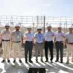 新業(yè)建設(shè)創(chuàng)辦人穆椿松先生(右四)偕同 卓勝隆董事長(右五)、簡福榮總經(jīng)理（右三）、邱正光副總經(jīng)理（左四）及新業(yè)建築職人團(tuán)隊(duì)，一同參與【微丘森鄰】上樑祈福儀式。