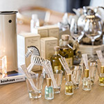 試香紙與小巧的精油一字排開，耐人尋味。