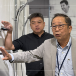 形形色色的衛(wèi)浴設(shè)備，惟有透過(guò)各部門(mén)主管謹(jǐn)慎周全的來(lái)回溝通，找尋出最合適的選材。（圖右為新業(yè)建設(shè)卓勝隆董事長(zhǎng)）