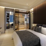 以透明層板取代厚重的拉門，讓更衣室的格局一併收納進主臥室裡，另一側(cè)綠意是大自然的伸展臺，隨著季節(jié)呈現(xiàn)出不一樣的景致。從視野上，呈獻給主人更寬闊的禮遇！