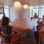 閱讀室裡，以活動式椅面取代傳統(tǒng)坐椅的僵硬感，為每一次的乘坐，加入靈活性與活潑度，輕微的晃動讓人聯(lián)想到在樹下盪鞦韆的時光。