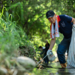 第一次走訪南勢溪，綠意盎然的景致彷彿進入世外桃源，在溪流旁踩著石礫，撿拾這些被塵封已久，不可分解的塑料製品。