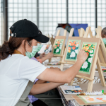 拿起畫筆，繪出想像，隨畫筆而下，層層疊出溫度，午後一抹微光灑下，用繪畫留住當(dāng)下美好片刻。