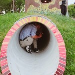 想進(jìn)入碉堡探險，涵洞是唯一入口，總能喚起大人的童心，想跟著進(jìn)入高達(dá)二層樓的精靈碉堡一探究竟。