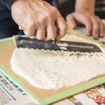 健康建材也可以很藝術！趁凝固前，將黏糊的珪藻塗料推開、抹平，並押上紋路，對新業(yè)家族來說是相當新鮮的體驗！