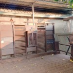 新業(yè)將端與景融合，透過格柵、窗櫺式書櫃等元素，巧手一揮成了洋溢書香的書席。斜影映下，您是否也看到3隻小貓玩耍其中？