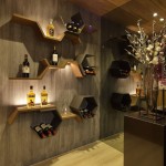 將傳統(tǒng)酒窖躍上廚房的一景，半蜂巢線條乘載醇釀的美酒，正等著你小酌一番。
